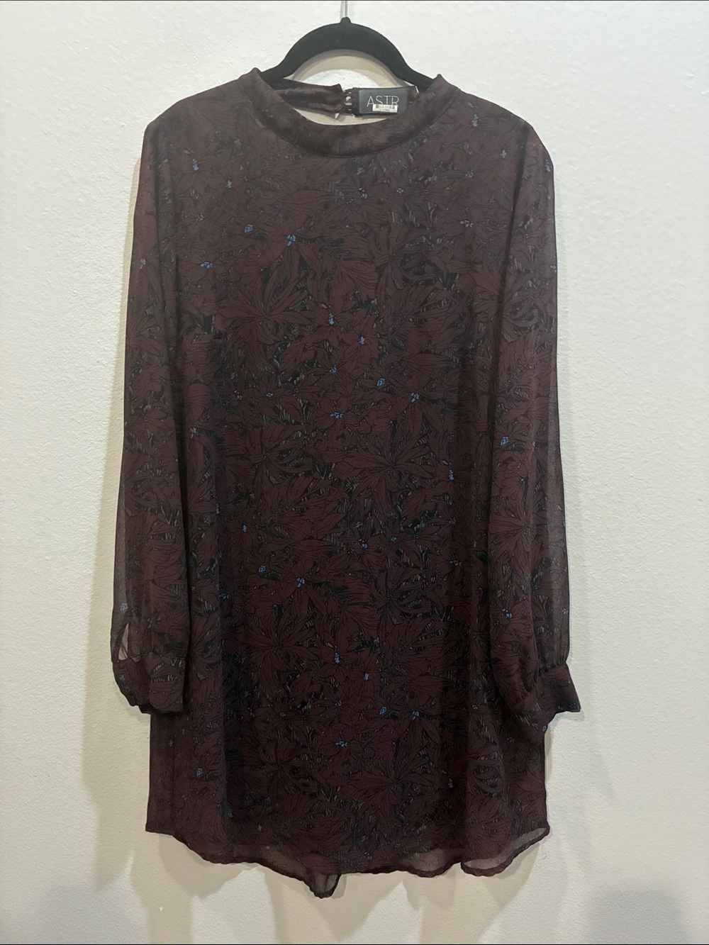 ASTR Burgundy Floral Long-Sleeve Mock-Neck V Neck Back Shift Dress